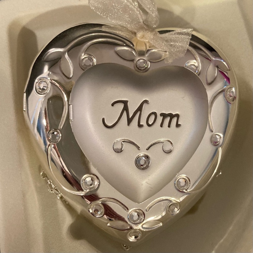 NWT Vintage Hallmark KEEPSAKE ORNAMENT Silver plated, “The Heart of Motherhood”
